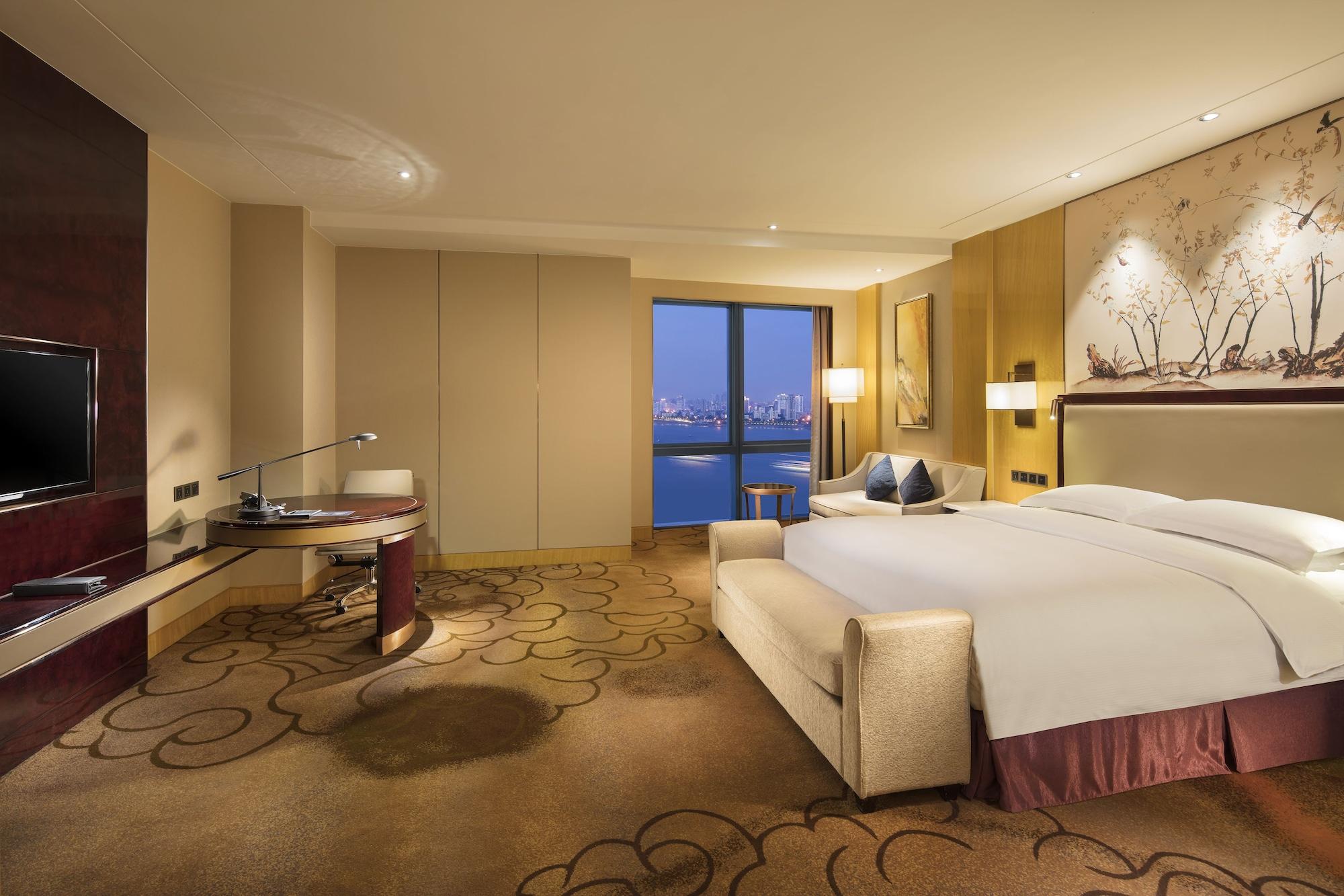 Hilton Wuhan Yangtze Riverside Exterior foto