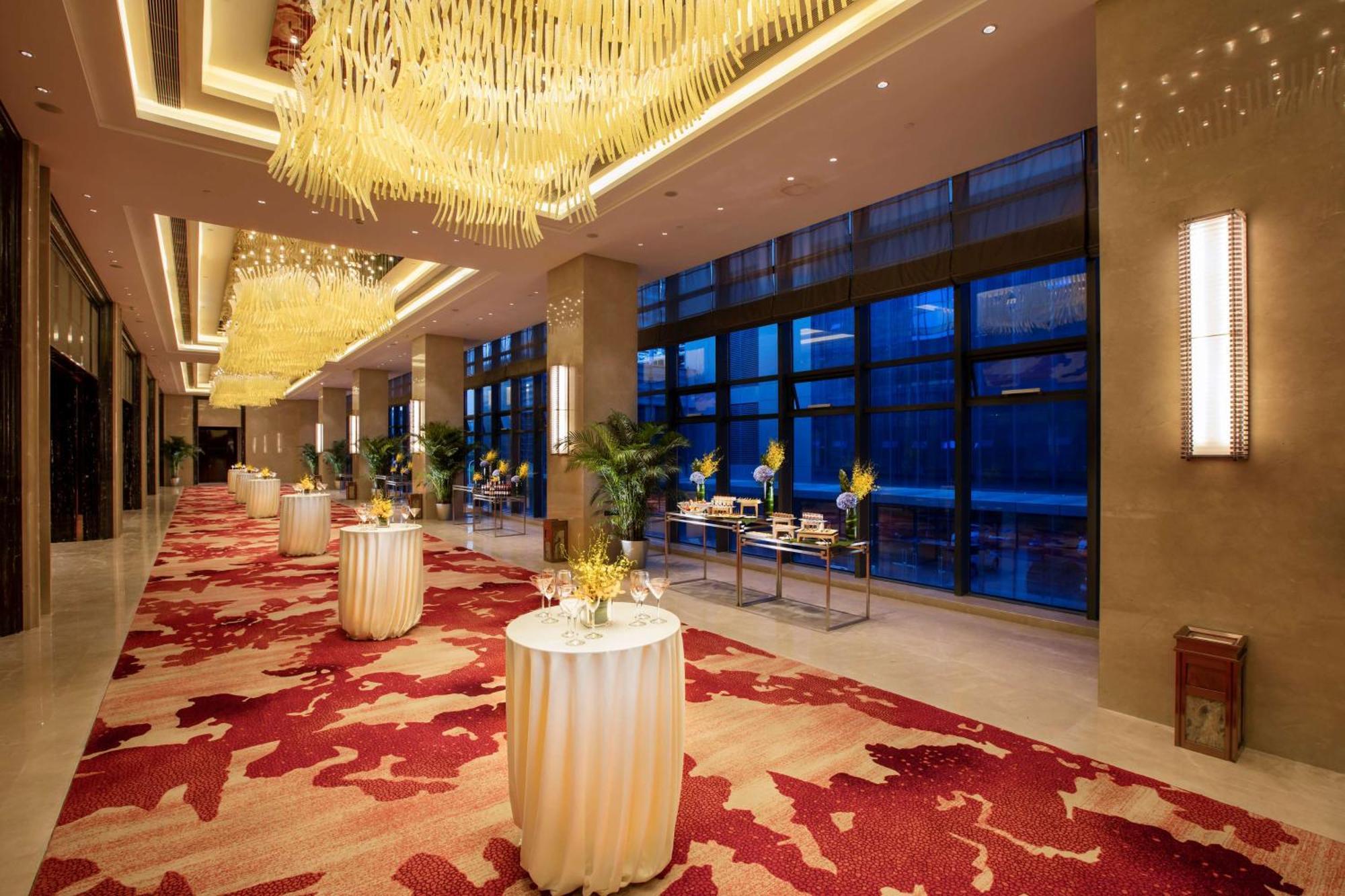 Hilton Wuhan Yangtze Riverside Exterior foto