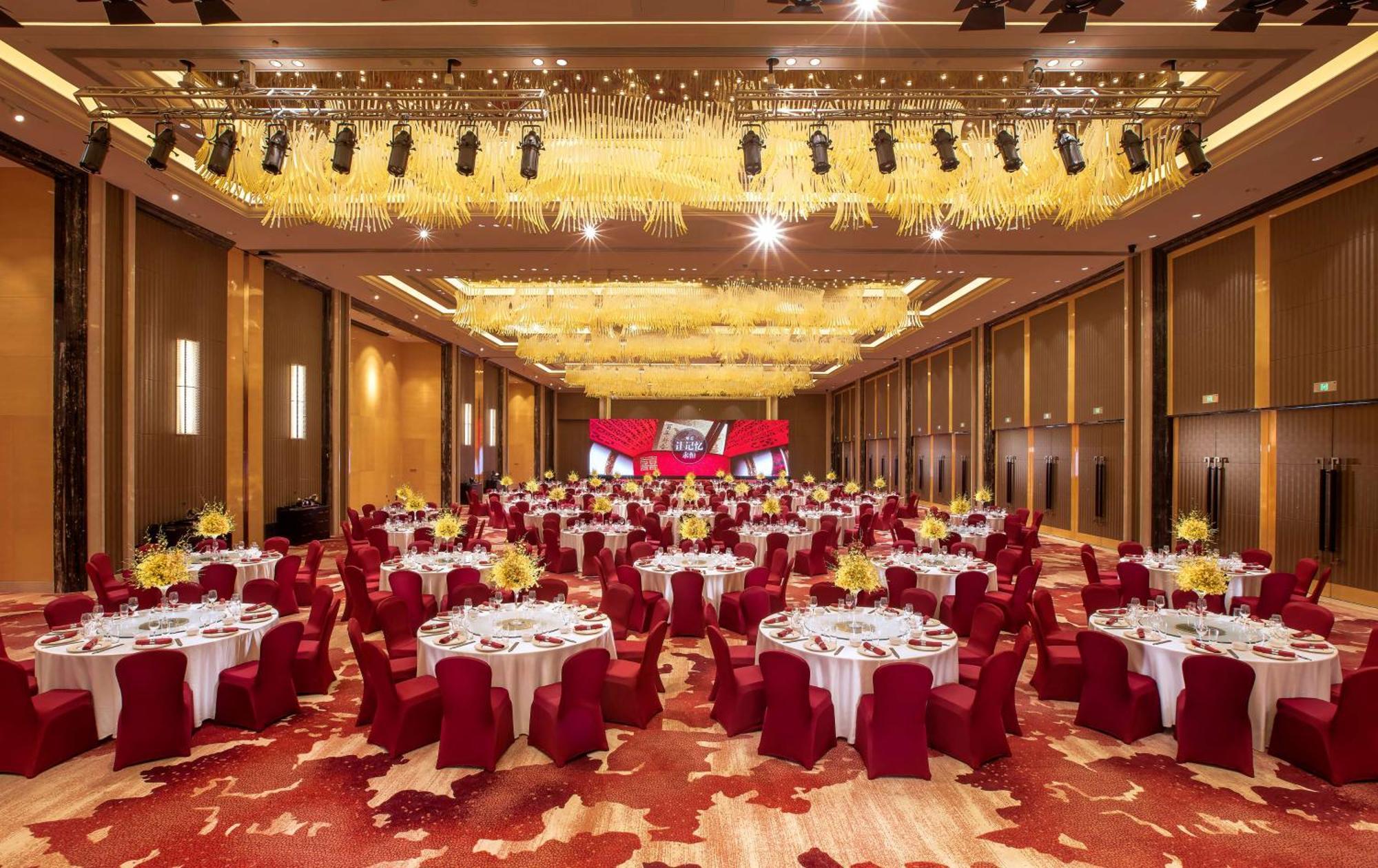 Hilton Wuhan Yangtze Riverside Exterior foto