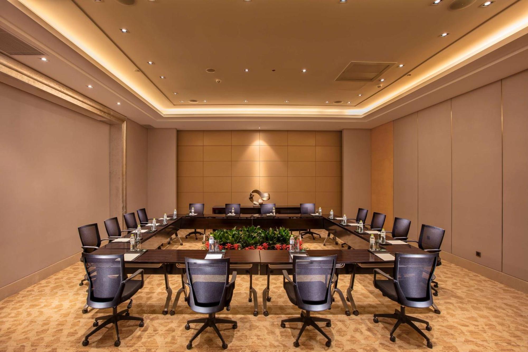 Hilton Wuhan Yangtze Riverside Exterior foto