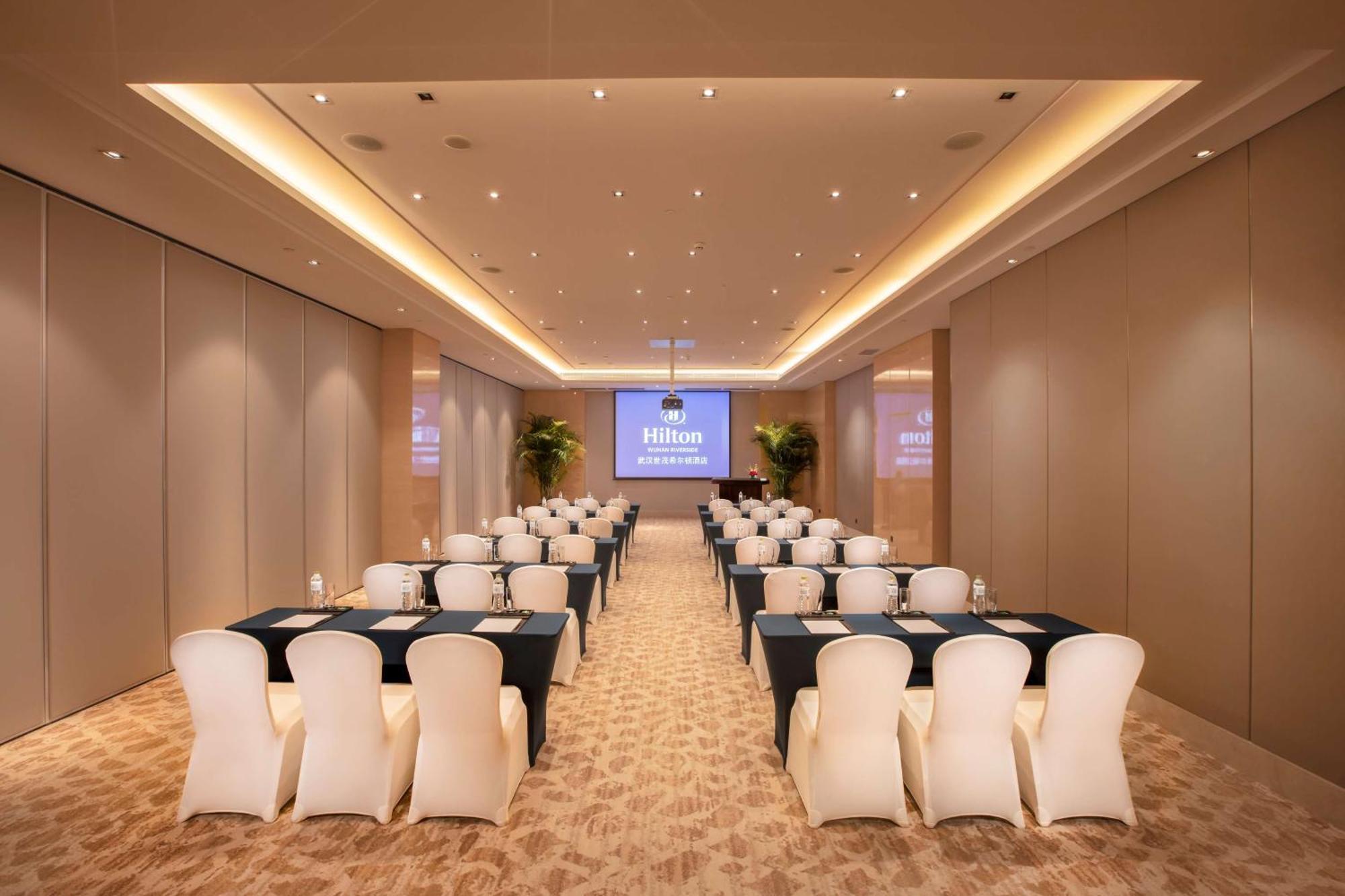Hilton Wuhan Yangtze Riverside Exterior foto