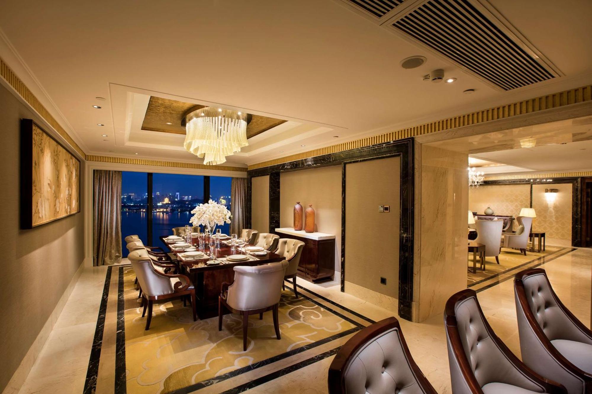 Hilton Wuhan Yangtze Riverside Exterior foto