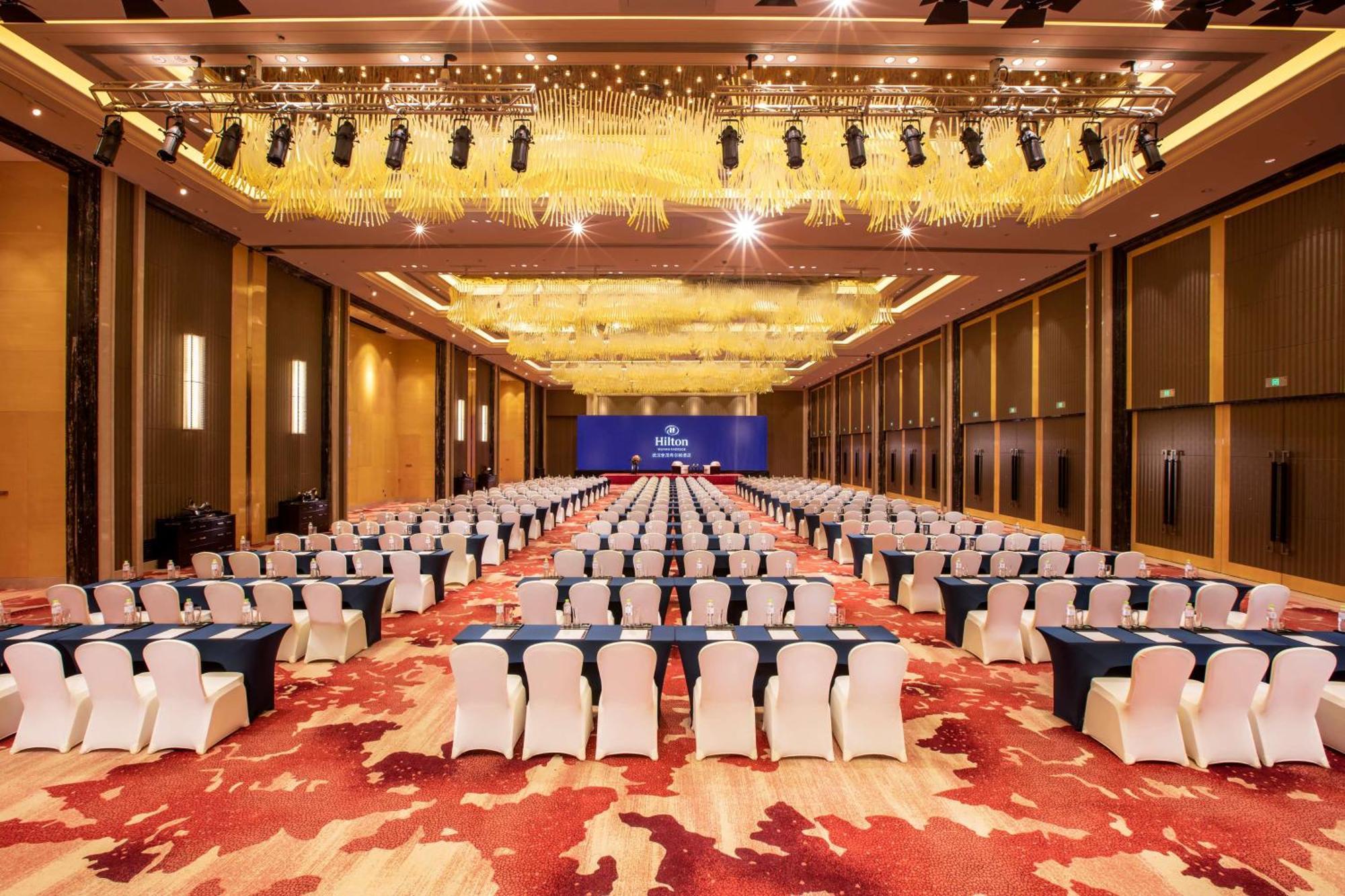 Hilton Wuhan Yangtze Riverside Exterior foto