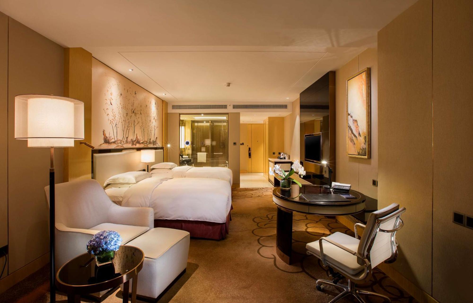 Hilton Wuhan Yangtze Riverside Exterior foto