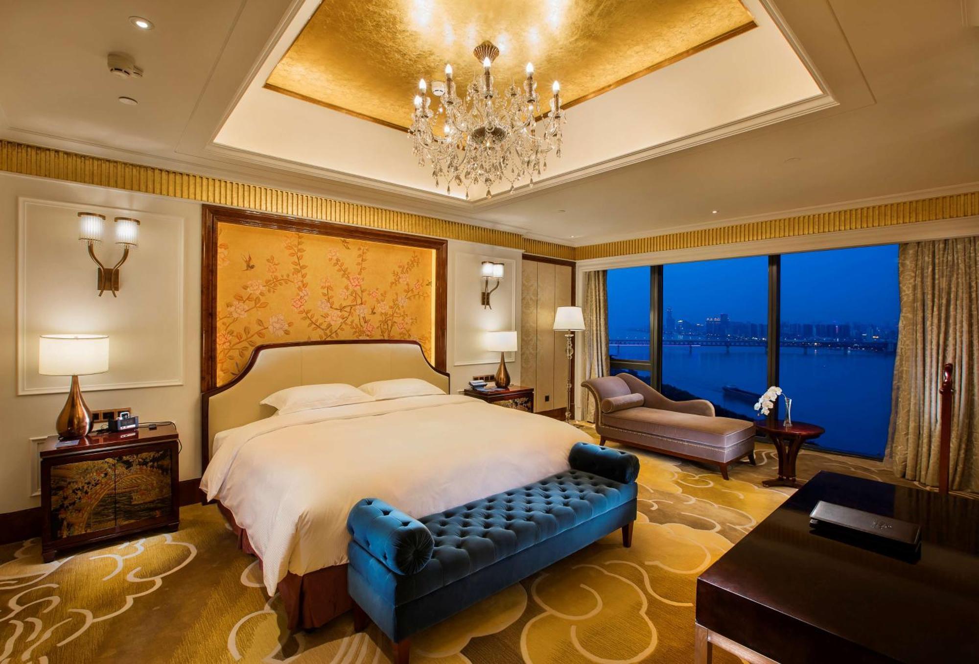 Hilton Wuhan Yangtze Riverside Exterior foto