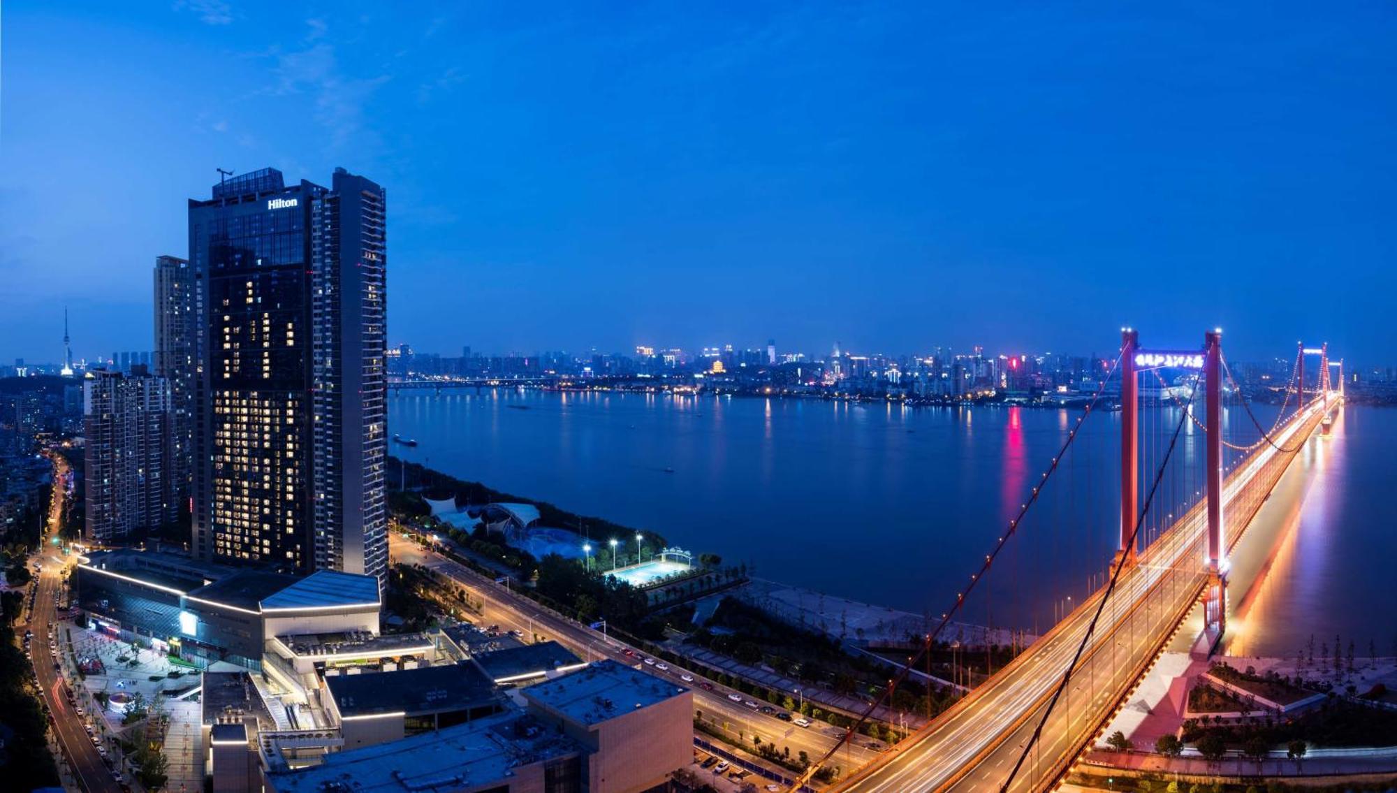 Hilton Wuhan Yangtze Riverside Exterior foto