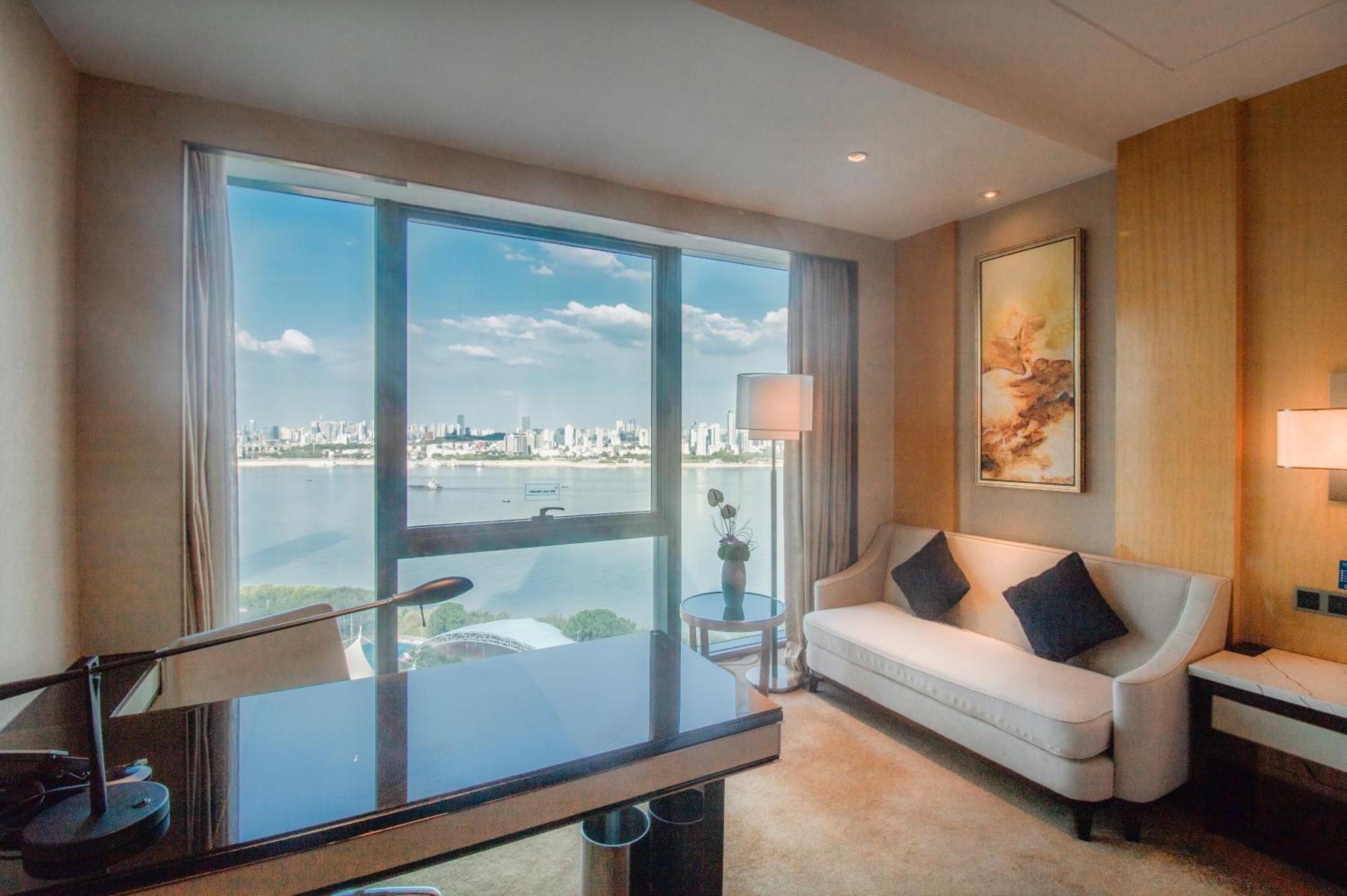 Hilton Wuhan Yangtze Riverside Exterior foto